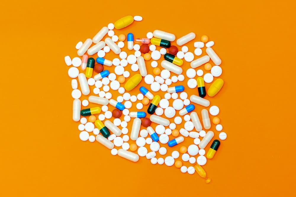 Capsules dorées d'huile de poisson oméga-3 EPA et DHA