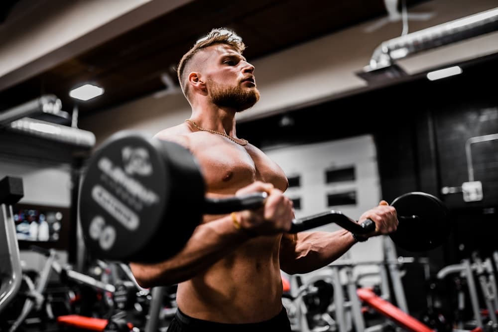 Pot de créatine monohydrate à côté d'un pot de booster pre-workout